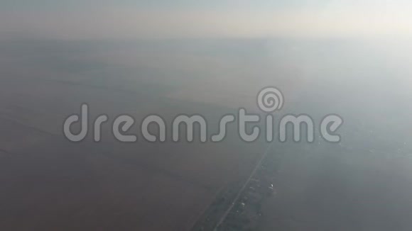 稻田大火在空气中冒烟视频的预览图