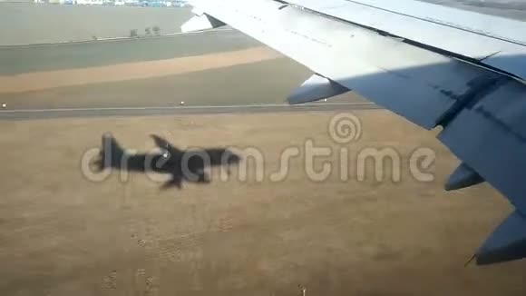 降落飞机的影子在地面上移动直到最后降落视频的预览图