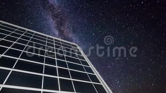 在美丽的蓝天背景上的太阳能电池板绿色能源时光流逝视频的预览图