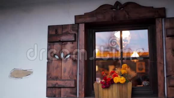 舒适美丽的窗花和木制百叶窗在农村的房子视频的预览图