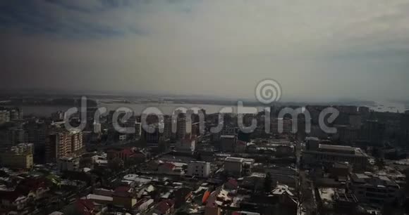 阴天时罗马尼亚城市的鸟瞰图视频的预览图