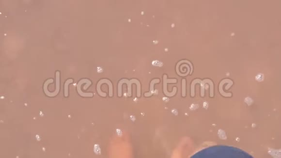 一个人走在盐湖的水里视频的预览图