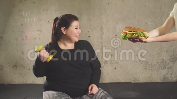 别吃快餐了去运动吧丰满的女孩拒绝垃圾食品视频的预览图