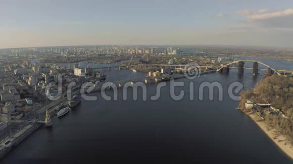 基辅市第聂伯河上的桥阳光明媚的春日4K风笛视频的预览图