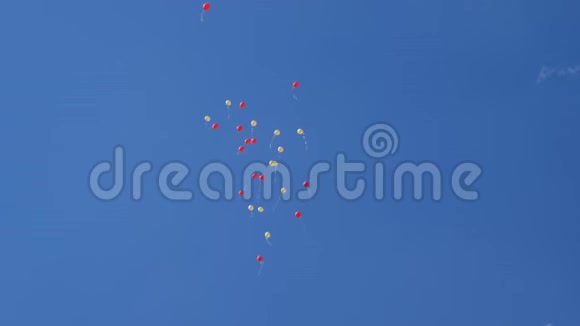 彩色气球在天空中飞舞红蓝黄橙粉许多五颜六色的气球在空中飞舞视频的预览图