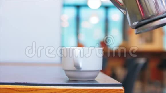 壶中的茶慢慢地倒入瓷杯中视频的预览图