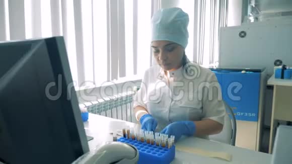 年轻的实验室工作人员在生物探测器上贴条形码视频的预览图