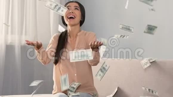 金钱落在快乐的购物狂女人享受现金回馈服务慢动作视频的预览图