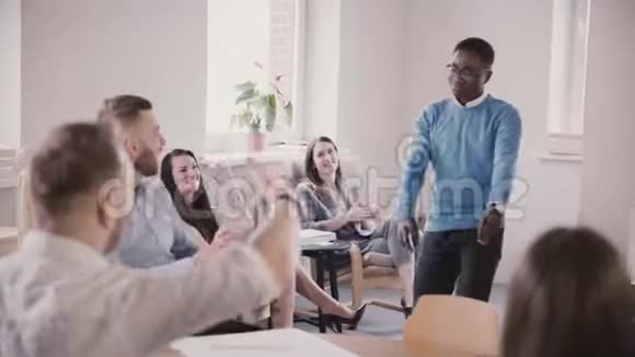 兴奋的非裔美国商人用滑稽的舞蹈庆祝胜利成功的老板在现代办公室慢动作视频的预览图