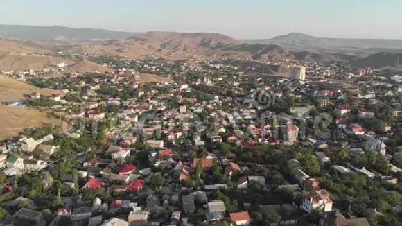 郊区城镇的鸟瞰图视频的预览图