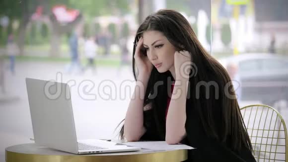 悲伤女孩看笔记本电脑和签名文件的肖像担心商务女性面对自助餐厅的笔记本视频的预览图