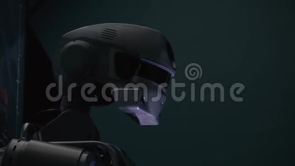 现代机器人技术那个机器人男人转过脸电子机器视频的预览图
