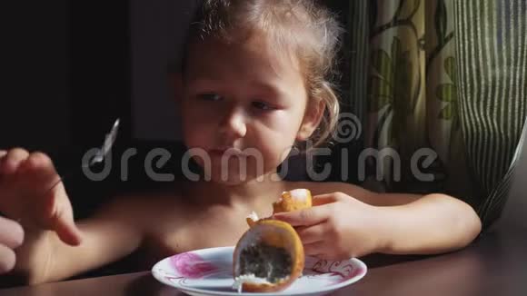 这孩子正在吃早餐小可爱女孩吃激情水果的肖像视频的预览图