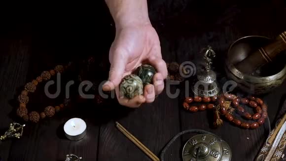 男性手中的两个石球和其他藏式乐器视频的预览图