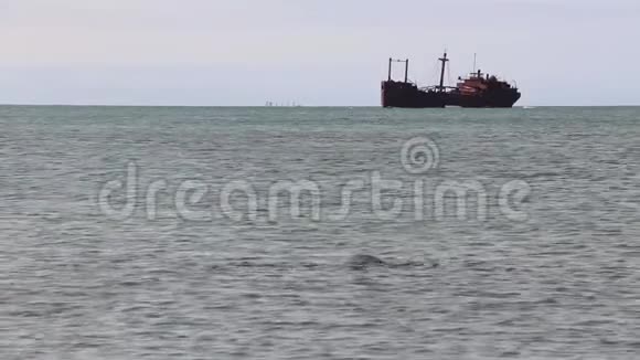 船被遗弃在海上视频的预览图