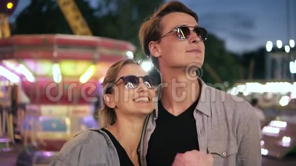 一对年轻快乐的时髦夫妇戴着太阳镜的肖像正在看吸引人的光线快乐微笑的年轻人视频的预览图