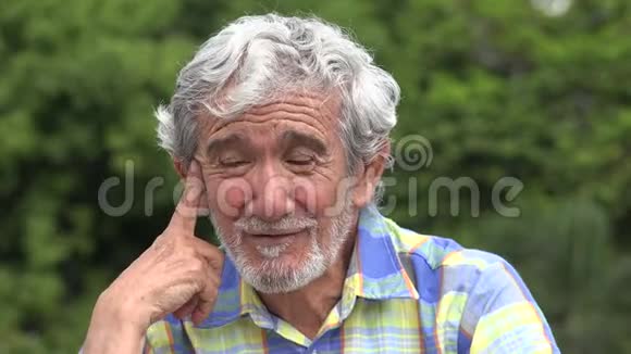 困惑的老年拉美裔老人在说话视频的预览图