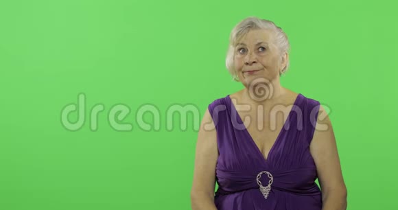 一个老妇人想着什么体贴的老奶奶铬键视频的预览图