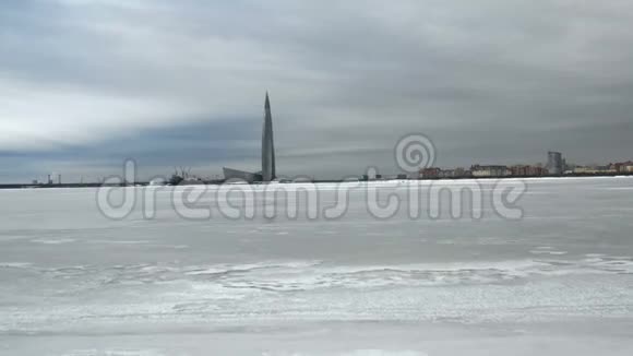 飞越芬兰海湾的冰面向摩天大楼飞去视频的预览图