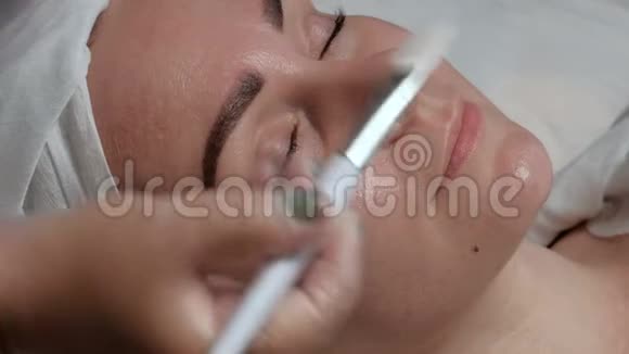 美容店或美容中心清洁面部皮肤的程序化妆刷的特写视频的预览图