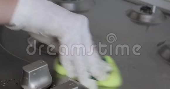 正在厨房洗脏炊具的妇女视频的预览图