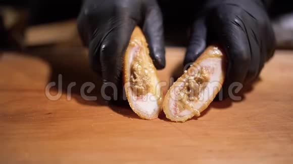 双手戴着黑色橡胶手套把面团中多汁的馅饼捏碎紧紧地贴在一起视频的预览图