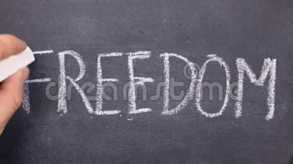 字FREEDOM用粉笔在黑板上手写视频的预览图