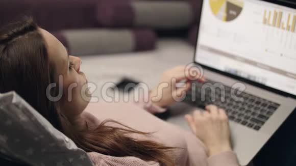 商务女性上网浏览笔记本电脑屏幕数据报告视频的预览图