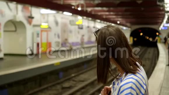 地铁站的年轻女子在等火车视频的预览图