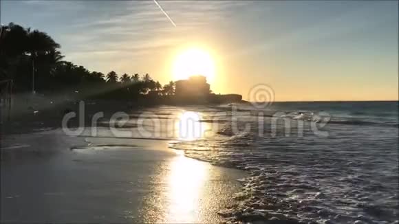 加勒比海阳光明媚的一天热带沙滩和岩石海岸的视频片段视频的预览图