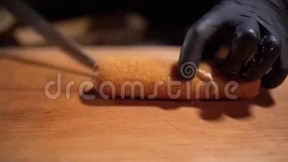 厨师炊具在手套完美地切成两块炸脆油饼与肉馅关门视频的预览图