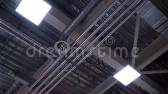 大型购物中心天花板上的工业暖通空调系统管道和灯具视频的预览图