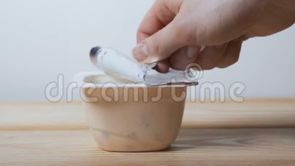 打开桌子上的一罐酸奶视频的预览图