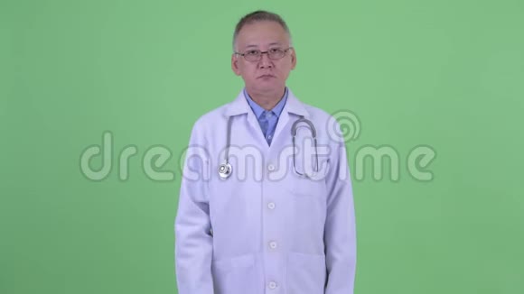 成熟的日本男性医生握手视频的预览图