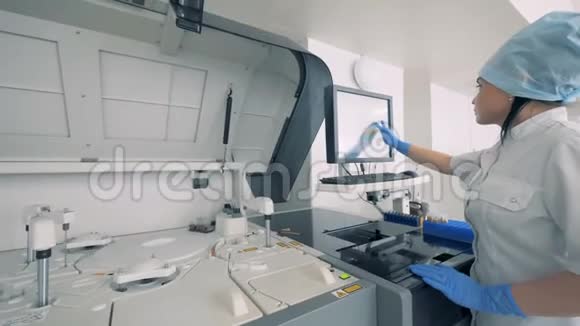 生化分析机正由制药厂的一名实验室工作人员管理视频的预览图