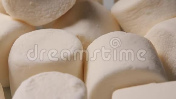 许多蓬松的白色棉花糖在表面旋转视频的预览图
