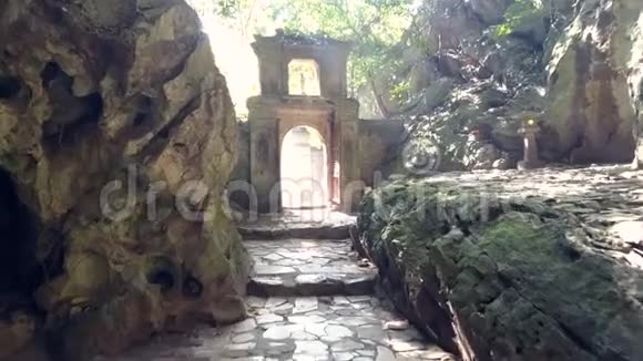 在岩石墙和石拱门之间的运动视频的预览图