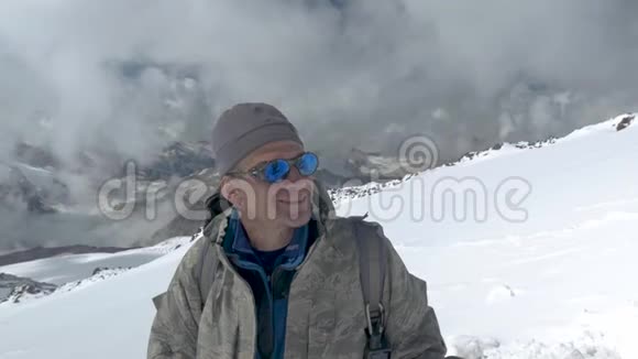 登山者看着他下来的山顶高兴地看到他能爬上它高加索山脉视频的预览图
