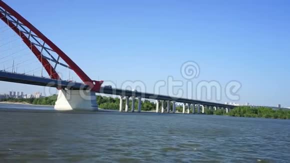 景观与Bugrinskij桥的背景河流视频的预览图