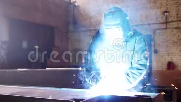 建筑工厂坐在工作场所使用焊接机的人明亮的蓝色灯光视频的预览图