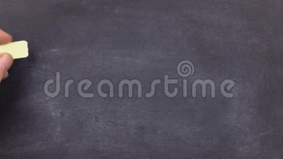 单词FASHION用粉笔在黑板上手写视频的预览图