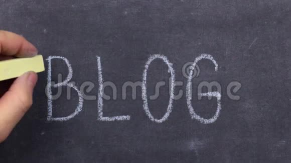 单词BLOG用粉笔在黑板上手写视频的预览图