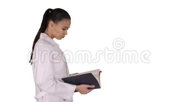 有吸引力的医学学生或医生笔记本步行和阅读在白色背景视频的预览图
