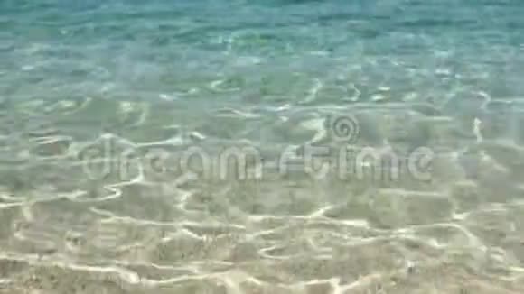 海波的特写美丽的清水近岸海上旅行生态理念视频的预览图