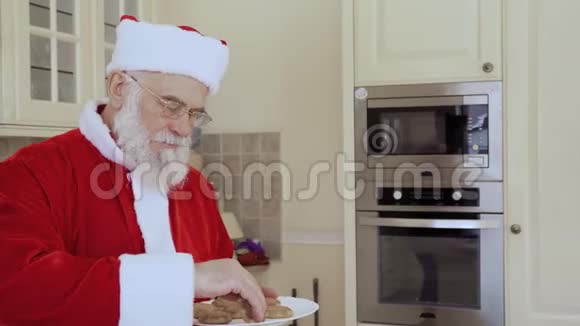 圣诞老人喜欢吃新鲜的饼干和喝牛奶视频的预览图