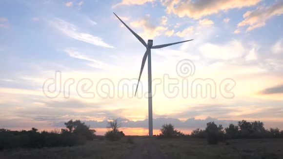 日落时分的风力发电厂时间流逝视频的预览图