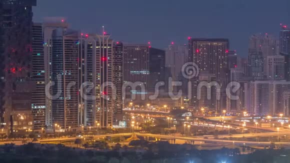 阿联酋迪拜朱美拉湖塔和迪拜码头摩天大楼和高尔夫球场夜以继日视频的预览图