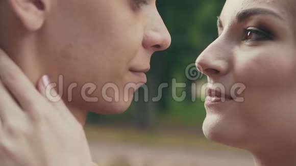 可爱的情侣互相亲吻近距离射击视频的预览图