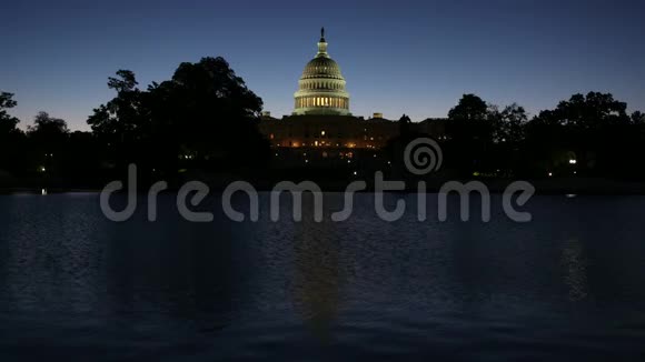 华盛顿特区国会大厦日出时有游泳池视频的预览图