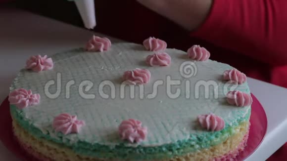 女人装饰华夫饼用奶油做花借助糕点包视频的预览图